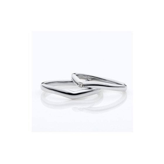 >一粒のダイヤモンドが輝くシンプルなV字ラインの結婚指輪。お仕事の雰囲気に合わせて選んで下さいました。