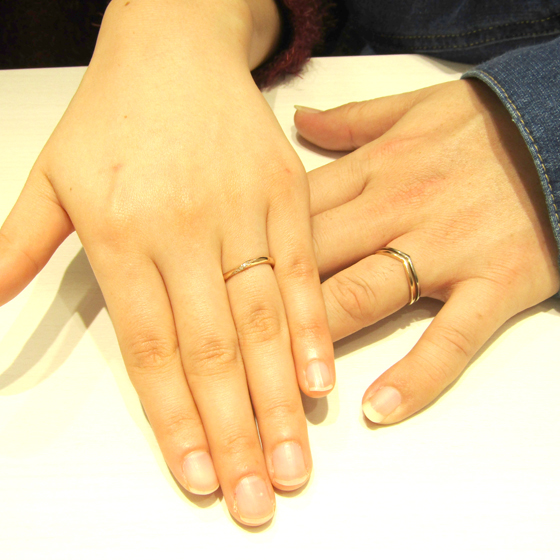 >約30ブランドの結婚指輪をご用意しております、お2人に似合うピンクゴールドの結婚指輪を選んで頂きました！