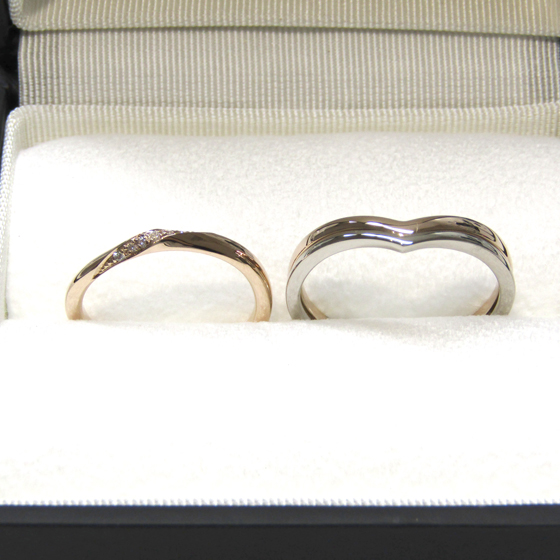 >ダイヤモンドの流れるようなデザインが美しい、「幸福」がコンセプトのlady'sリング。V字カーブが2連になり、さらに2色の配色がオシャレなmen'sリング。