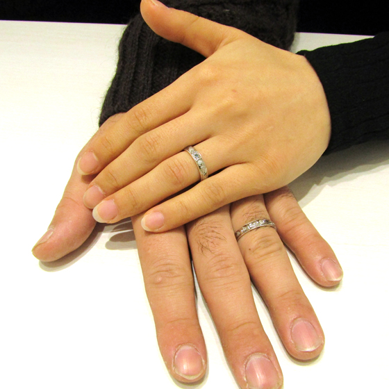 >2色のコンビが美しく、ブルーストーンの輝く素敵な結婚指輪をお選び頂きました！