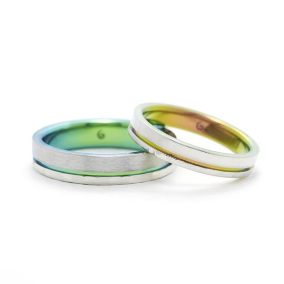 シンプルなデザインに一筋に施されたオリジナルカラー。ジルコニウムの光沢感と色味の変化を感じられる結婚指輪。