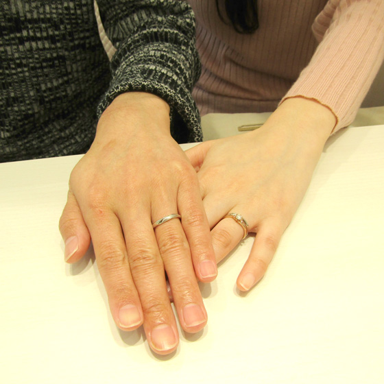 >カラー違いで、婚約指輪と結婚指輪のセットをお選び頂きました♡指全体がより美しく演出されます。