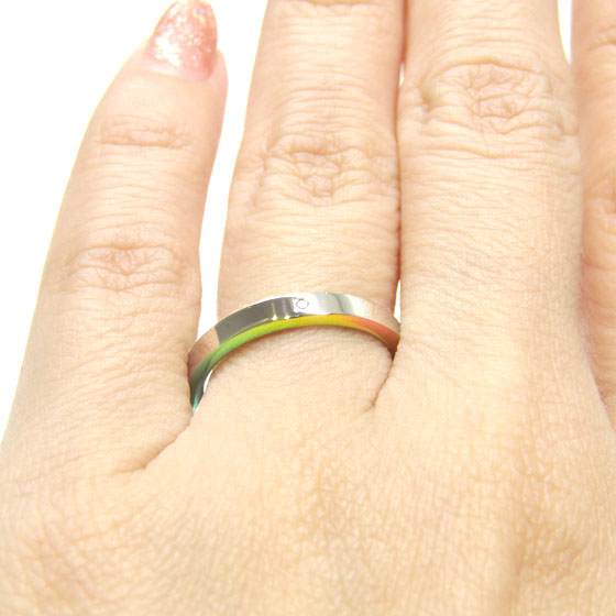 ストレート、平打ちタイプのシンプルンなデザインの結婚指輪。素材選びでオリジナリティが楽しめます♡