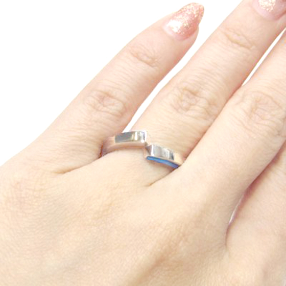 重厚感のあるデザインの結婚指輪。重ね合わせる度にお２人の永遠の愛をイメージさせます♡