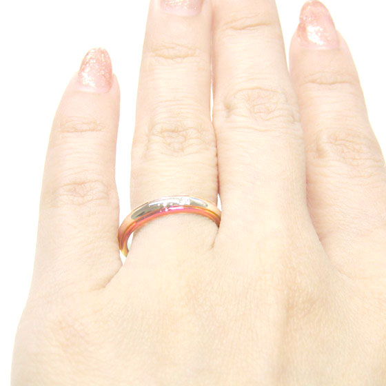 丸みを帯びたフォルムとダイヤモンドが結婚指輪らしいデザイン。両サイドのカラーで個性を演出できます。
