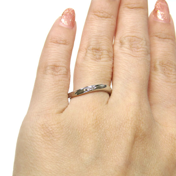 結婚指輪らしいフォルムながら、個性も光る、長く愛される結婚指輪です。