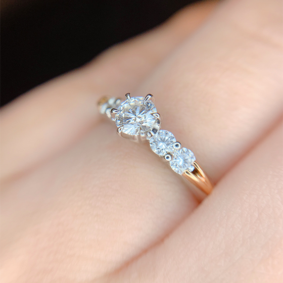 メレダイヤモンドにしては大きめのダイヤモンドが2石並び、華やかさも魅力的なデザインです。