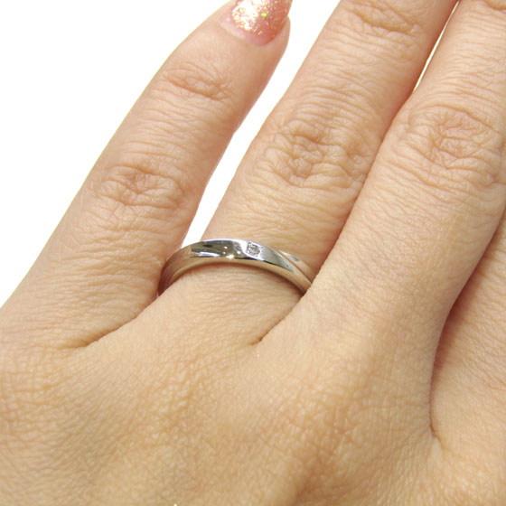 立体的なフォルムとカーブが、洗練された雰囲気を演出してくれる結婚指輪。