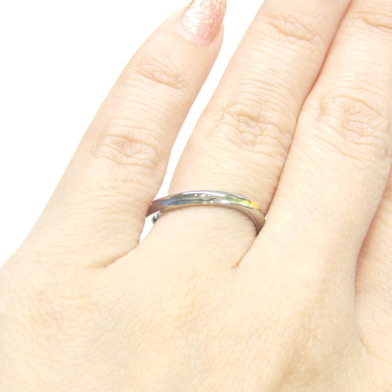 S字カーブが指になじみ、手全体をきれいにみせてくれる。グラデーションカラーの美しい結婚指輪。
