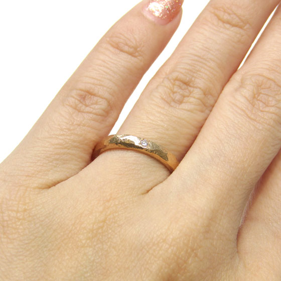 槌目模様が美しく、ゴールドが肌色を明るく演出してくれる結婚指輪です。