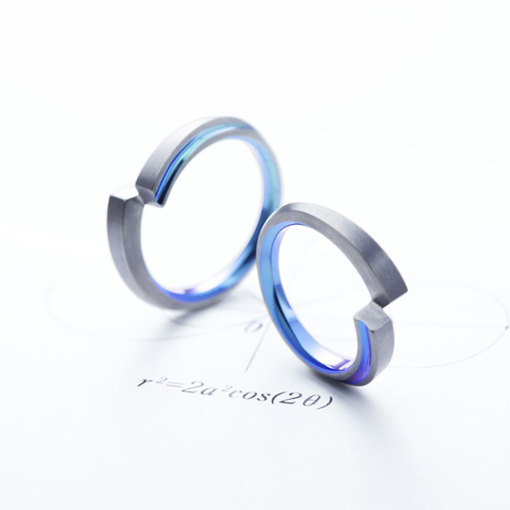 【結婚指輪デザインコンセプト】　レムニスケートとは、極座標の方程式を表す曲線の1つ。無限に広がりを象徴する美しい融合デザイン。