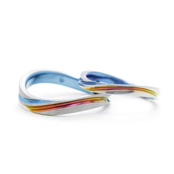 2つのカラーを1つのリングに施した結婚指輪。カラーバリエーションをカスタムして、ふたりのオリジナルのリングに楽しめます。