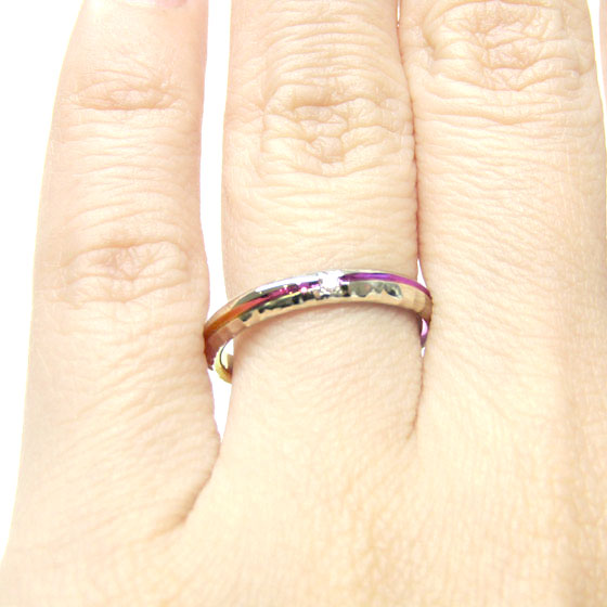 中心部分のカラーラインとがシャープなイメージに。槌目模様でクラフト感もある個性豊かな結婚指輪。
