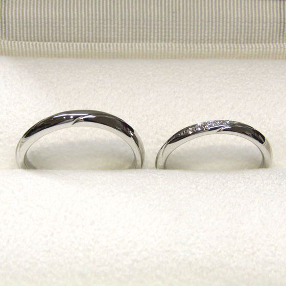 >流れるようなメレダイヤが美しく、夜空に輝く小惑星をイメージした結婚指輪です。