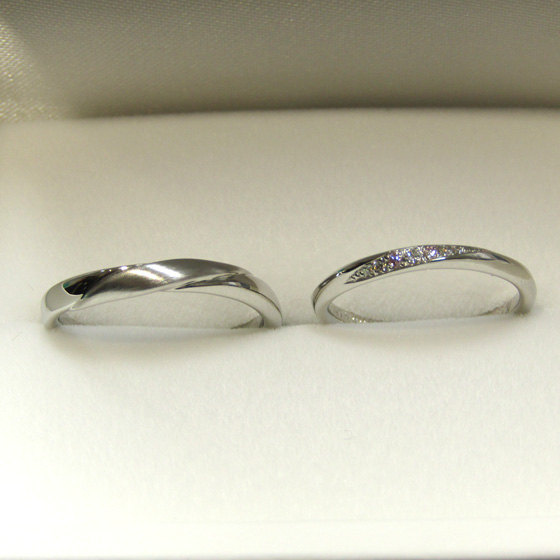 >カーブラインが美しく、men'sリングもデザイン性のあるオシャレな結婚指輪です。