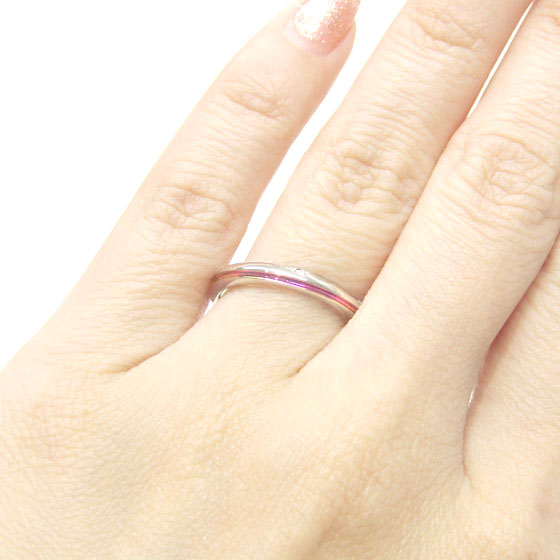 指にしっくり馴染み、着け心地にもこだわった結婚指輪。