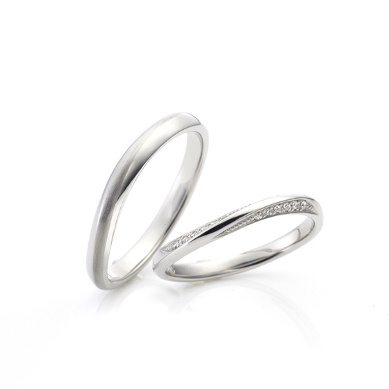 ダイヤモンドを左右から施したシンプルでありながら個性を出した結婚指輪。