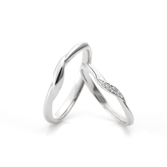 二人の間の音色をイメージしたSONNETTE(ソネット)。立体的なデザインがお洒落な婚約指輪。