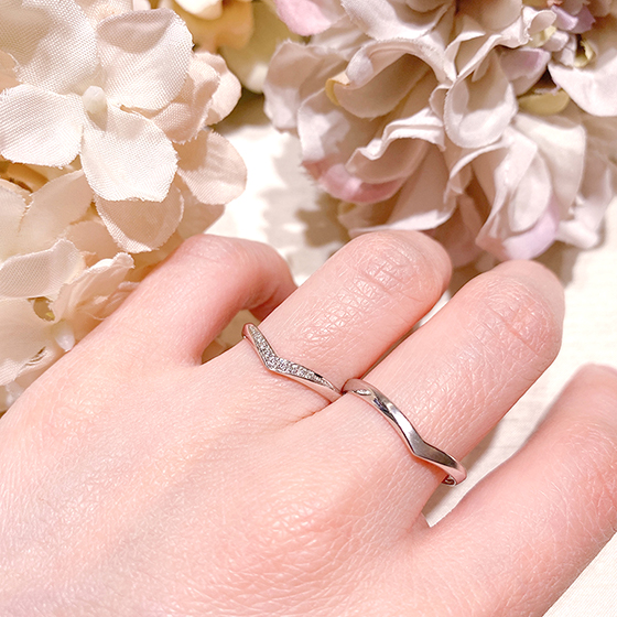 ダイヤモンドのV字デザインが指を細くきれいに見せてくれる結婚指輪（マリッジリング）です。１本でもしっかりと存在感のあるデザインが人気の理由のひとつです♡