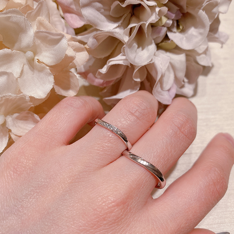 ダイヤモンドが斜めラインで留められた人気の結婚指輪です。シンプルで飽きのこないデザインは永く愛されます♡