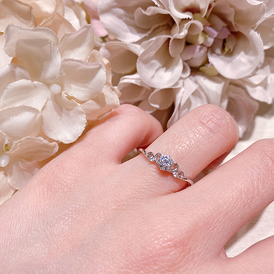 婚約指輪を引き立てながらも品のある輝きを放つ結婚指輪とのセットリングです。
