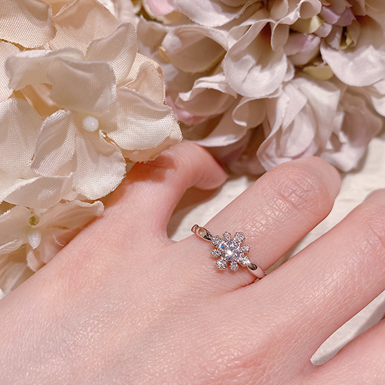 ゴージャスな花モチーフの婚約指輪。