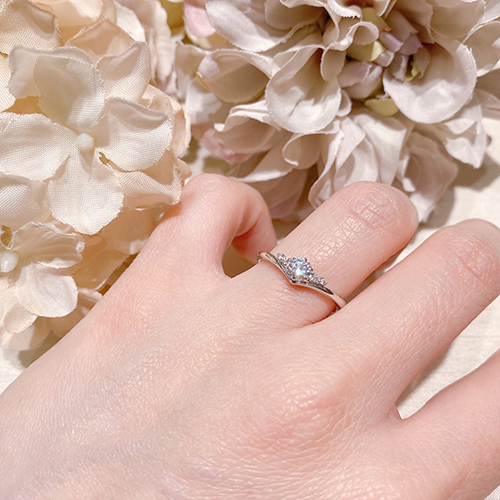 V字のリングの上にダイヤモンドが留められたフォルムの美しい婚約指輪です。
