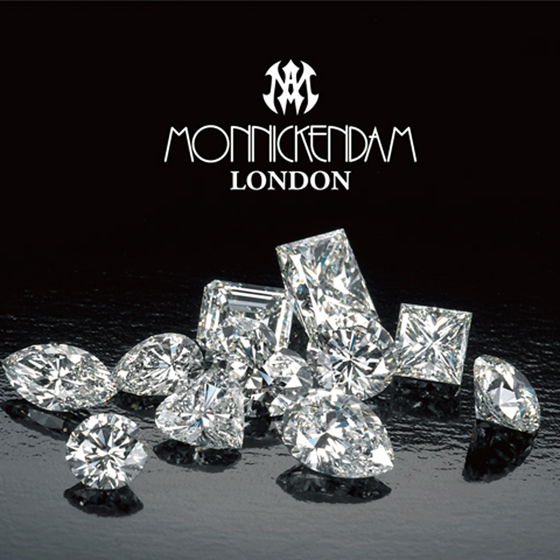 中央のダイヤモンドに目を奪われるよう、サイドメレの大きさに配慮したデザイン。主役のダイヤモンドを更に輝かせる細身のリング。