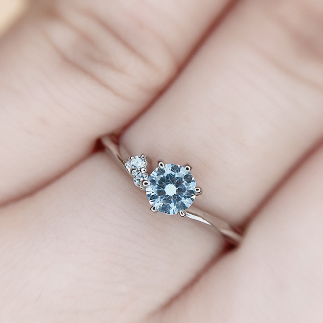 片側のみにセットされたメレダイヤモンドが可愛らしい雰囲気。Vラインのカーフが指をキレイに魅せてくれるデザイン。Vラインのカーフが指をキレイに魅せてくれるデザイン。温もりを感じるBAUM専用のケースにてご納品致します。温もりを感じるBAUM専用のケースにてご納品致します。お指をきれいに見せてくれるVラインの婚約指輪（エンゲージリング）アシメントリー（左右非対称）なデザインが特徴的です。お指をきれいに見せてくれるVラインの婚約指輪（エンゲージリング）アシメントリー（左右非対称）なデザインが特徴的です。