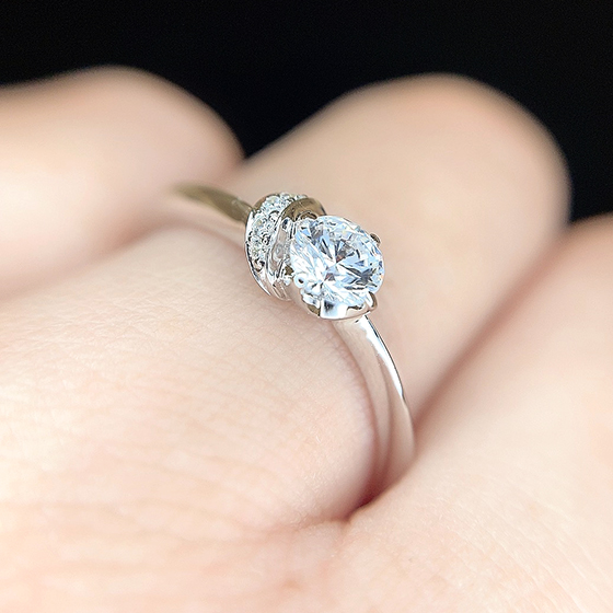 4点の縦爪でセットされた婚約指輪。ダイヤモンドの輝きを存分に楽しむことが出来ます。