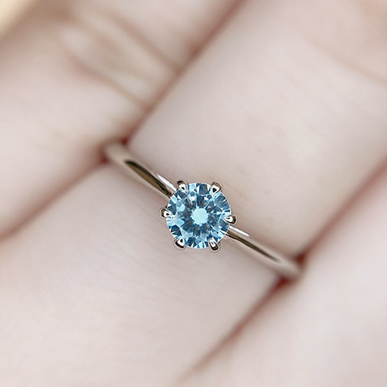 ダイヤモンドの輝きを最大限に引き出してくれる6本縦爪ストレートデザインの婚約指輪。