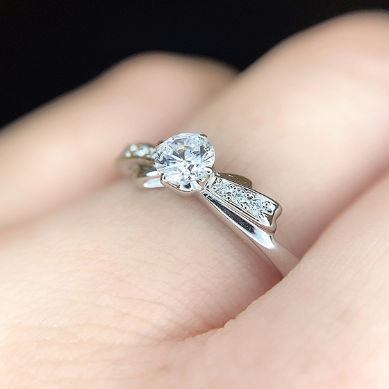 デザイン性の高い婚約指輪ですがダイヤモンドの輝きも存分に楽しむことが出来ます。