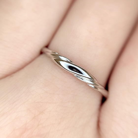 中央に少しボリュームを持たせた立体感のある結婚指輪。デザイン性が素敵です。