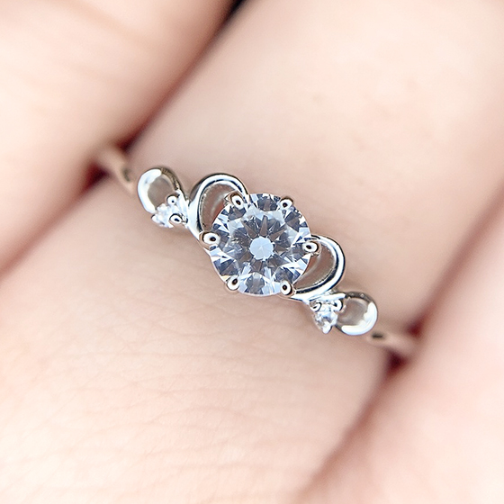可愛らしいハートモチーフの婚約指輪。