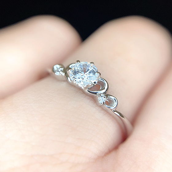 デザイン性の高い婚約指輪。その中でもダイヤモンドは存在感のある輝きを放ちます。