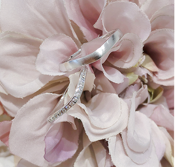 優しいカーブが指馴染みが良い結婚指輪です。