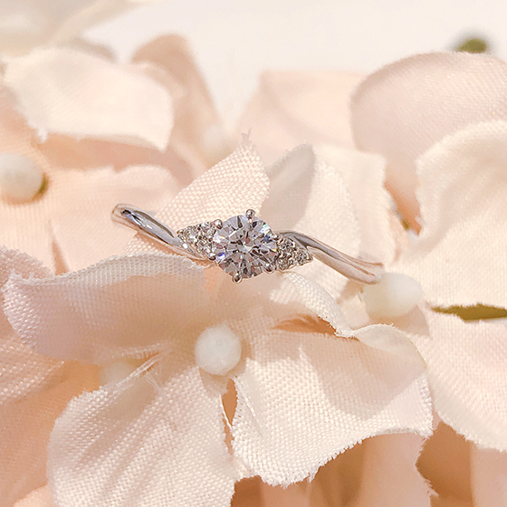 Preuve＝永遠を誓う愛の証。想いを届ける証として相応しいデザインの婚約指輪です。
