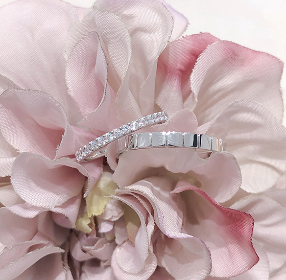 男性用リングにもより高いデザインを施したシャープでおしゃれな結婚指輪。