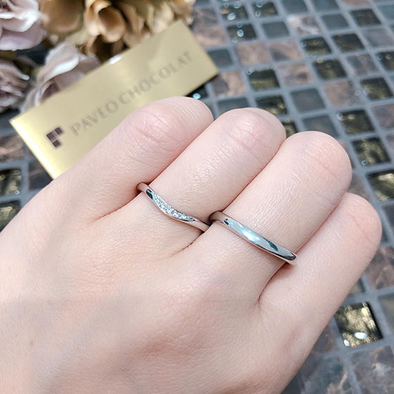 優しいイメージのU字ラインの上品な結婚指輪。