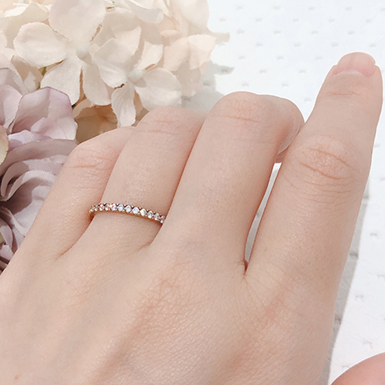 爪留めのエタニティリングは輝きを重視したい方にもおススメ♡婚約指輪としても結婚指輪としてもおつかい頂けます。