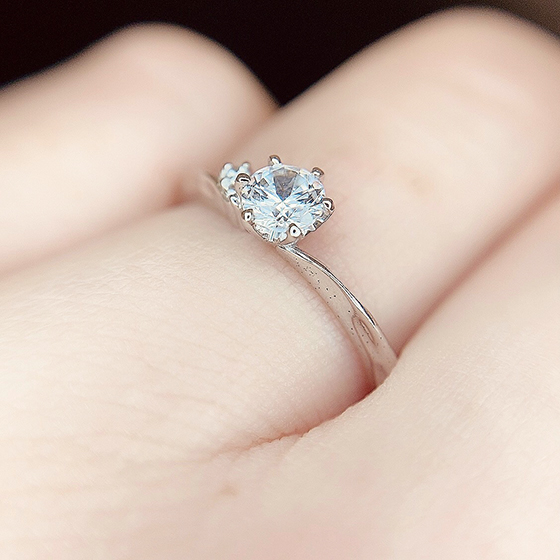 ダイヤモンドが一番美しく見える6本立て爪のシャトンセッティング。