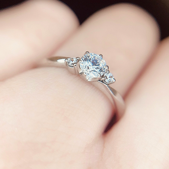 高すぎないダイヤモンドセッティングで使い勝手も良い婚約指輪。