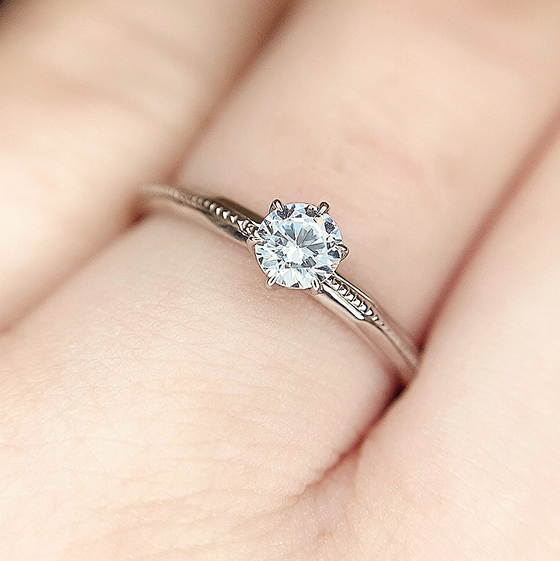 余分な装飾のない6本立て爪の婚約指輪。大人っぽい雰囲気が魅力です。