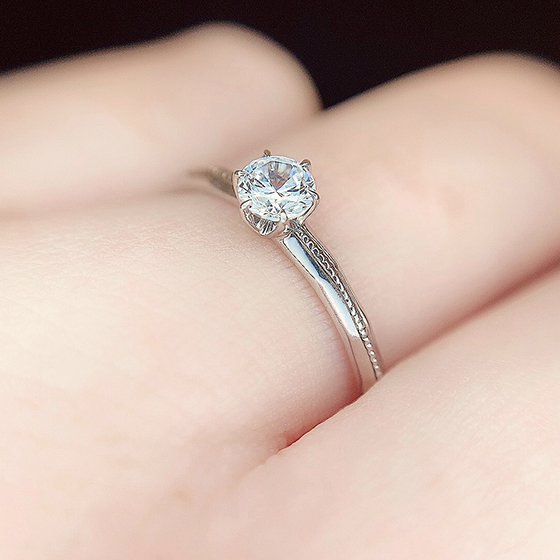 余分な装飾のない6本立て爪の婚約指輪。大人っぽい雰囲気が魅力です。
