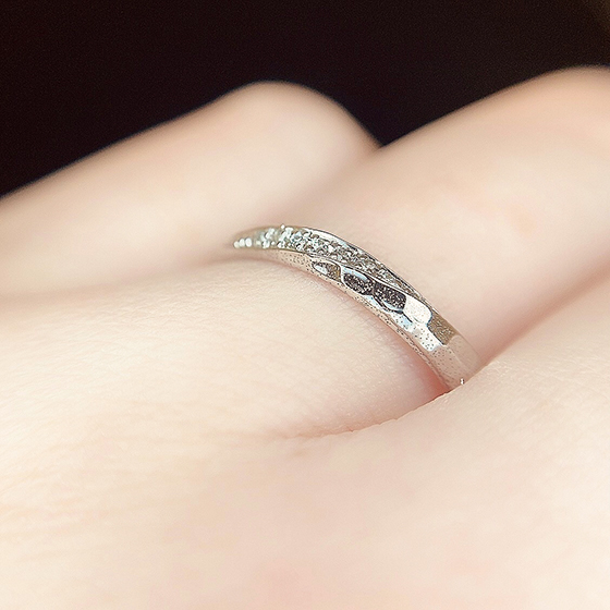 サイドに施された槌目加工がポイントの結婚指輪です。