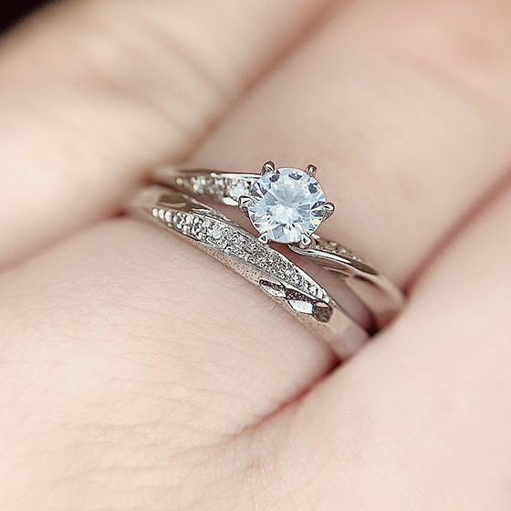 ピッタリと合わせたラインが美しい婚約指輪と結婚指輪のセットリング。