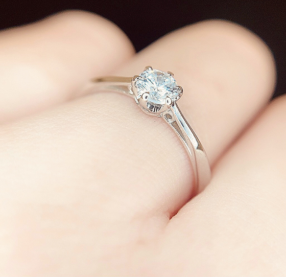 ダイヤモンドの輝きを最大限引き出してくれる6本縦爪の婚約指輪。