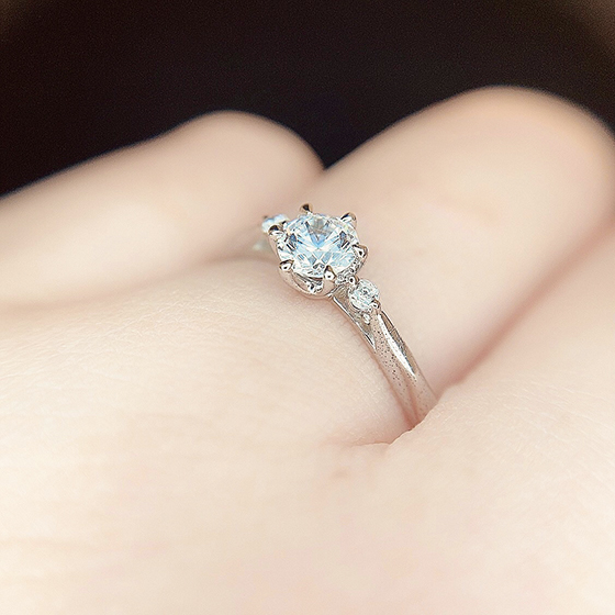 婚約指輪としてあくまでもダイヤモンドの輝きにこだわった6本の爪セッティング。