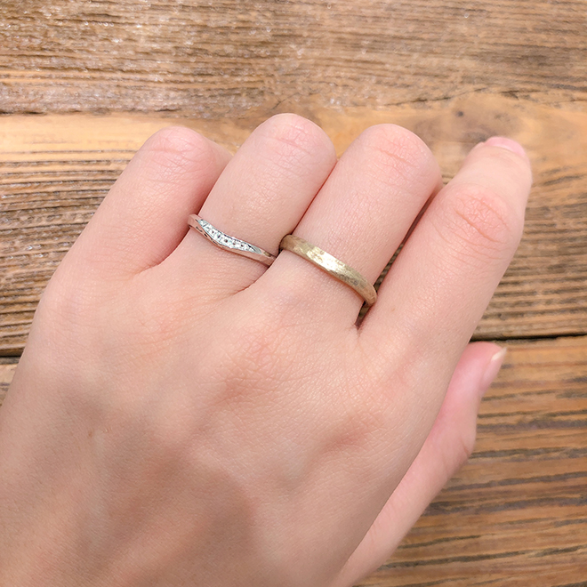 中央に走るダイヤモンドの流れが手元を華やかにしてくれる結婚指輪。槌目加工もオシャレです。