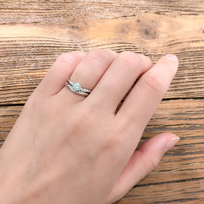 重ね着けするとより華やかな結婚指輪と婚約指輪。常に重ねてはめたくなるセットリングです。